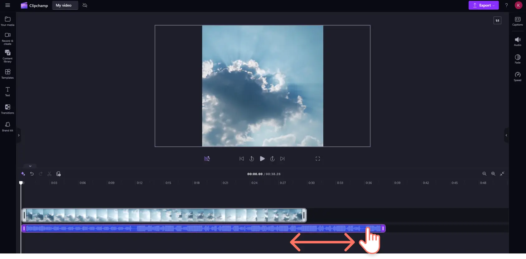 Clipchamp'teki zaman çizelgesinde ses parçasının süresini değiştiren bir kullanıcı.