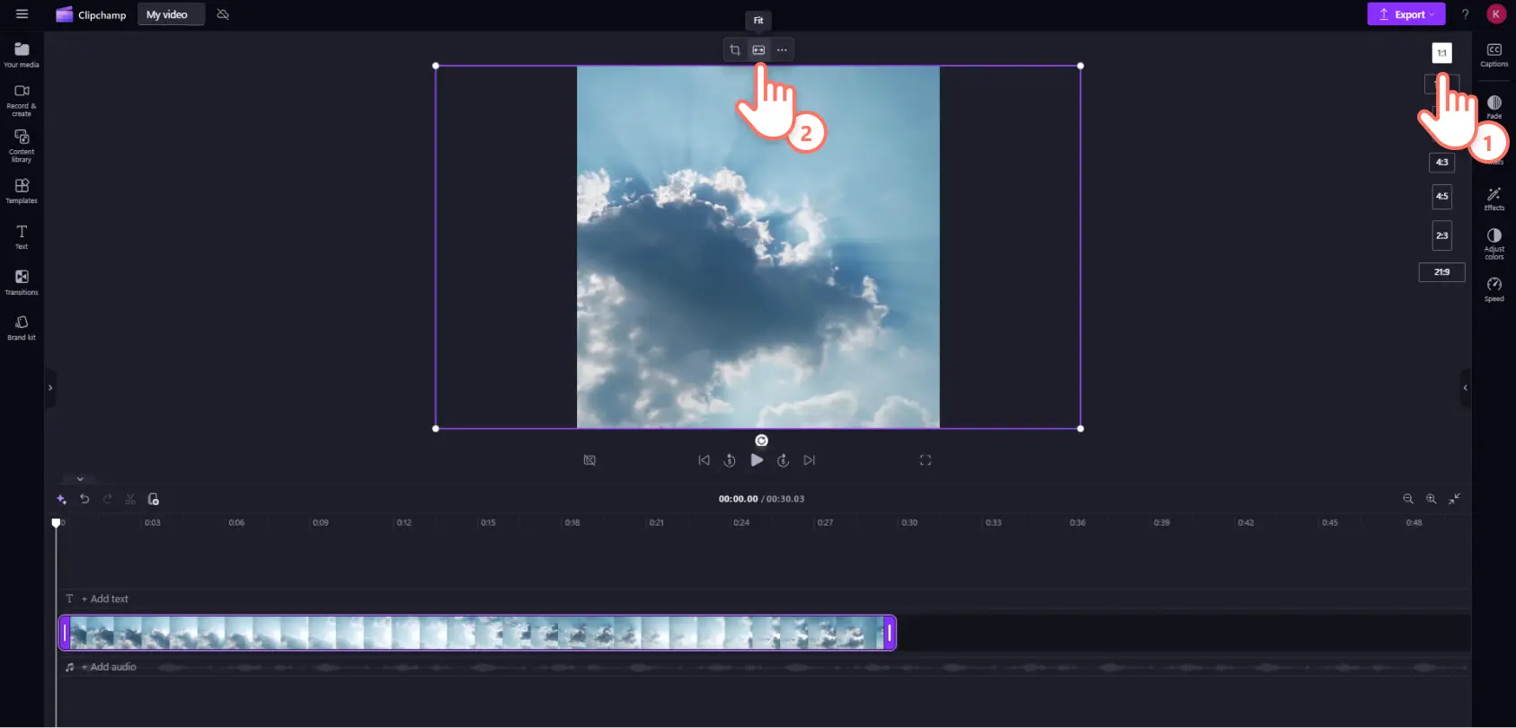 Clipchamp'te videolarının en boy oranını değiştiren bir kullanıcı.