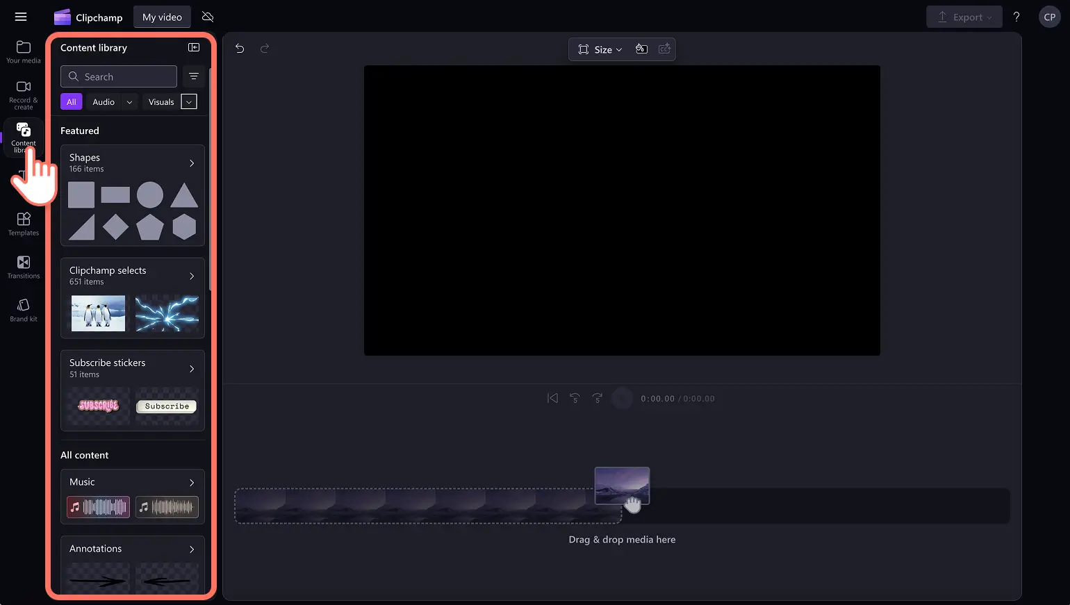 Clipchamp'te stok video bulan bir kullanıcı.