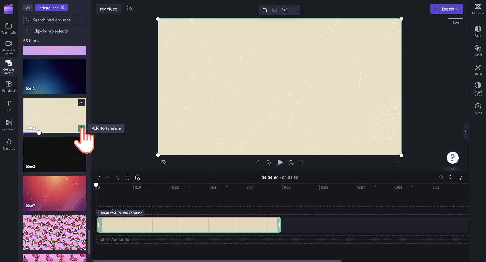3igixa9kw1ogx7aknuz8qz Zaman çizelgesine video arka planı ekleyen bir kullanıcının resmi.
