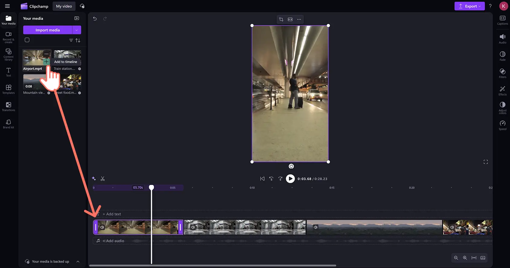 Clipchamp video düzenleyicide zaman çizelgesine seyahatte öne çıkanlar klibi ekleyen bir kullanıcı.