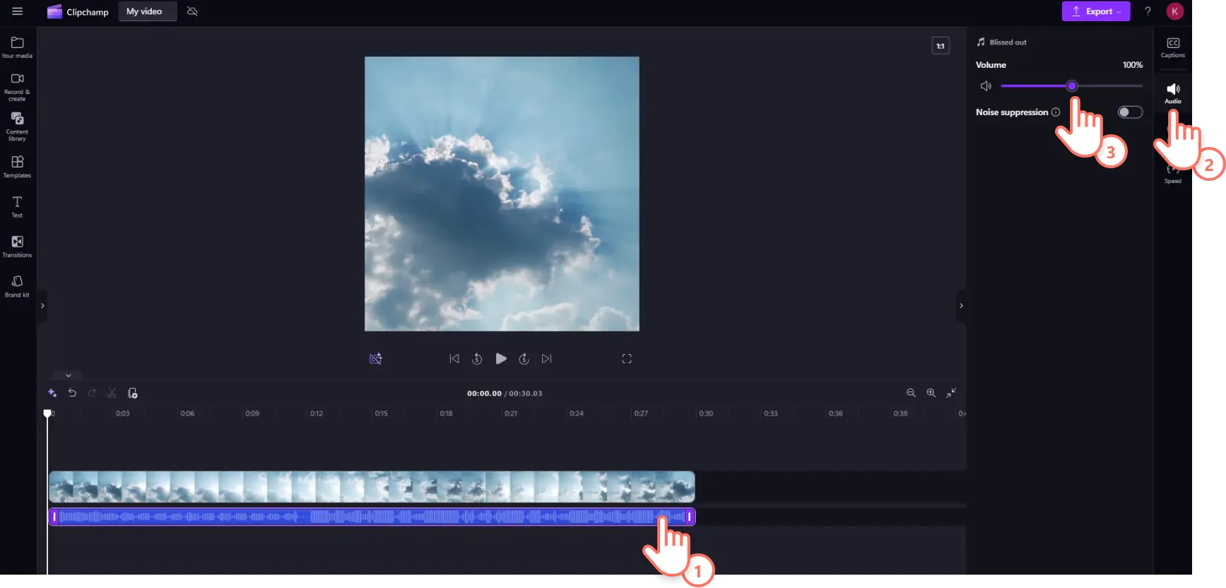 Clipchamp’te ses parçasının ses düzeyini ayarlayan bir kullanıcı.