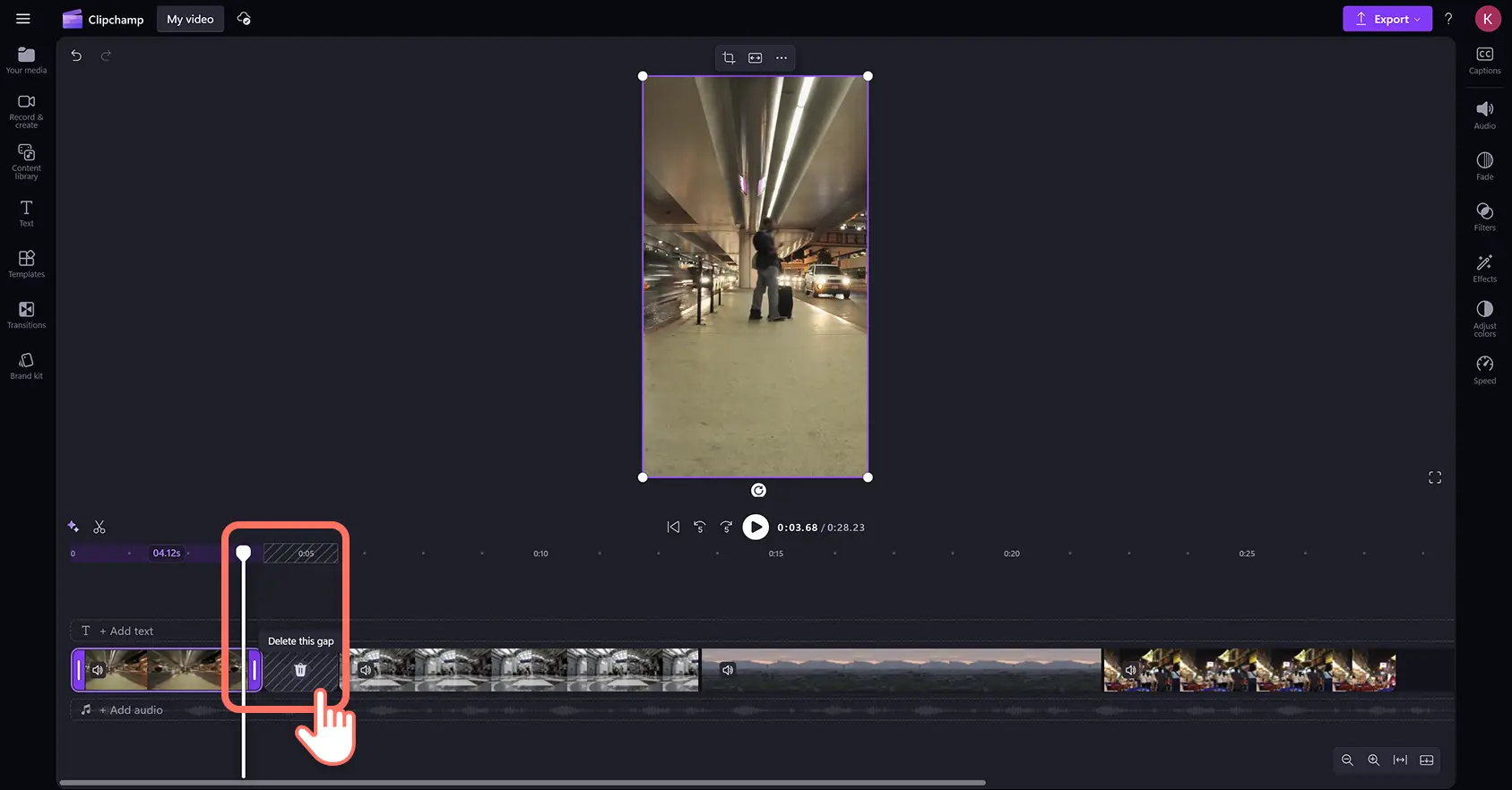 Clipchamp video düzenleyicide boşluk kaldırma kullanarak zaman çizelgesinde bir boşluğu silen bir kullanıcı.
