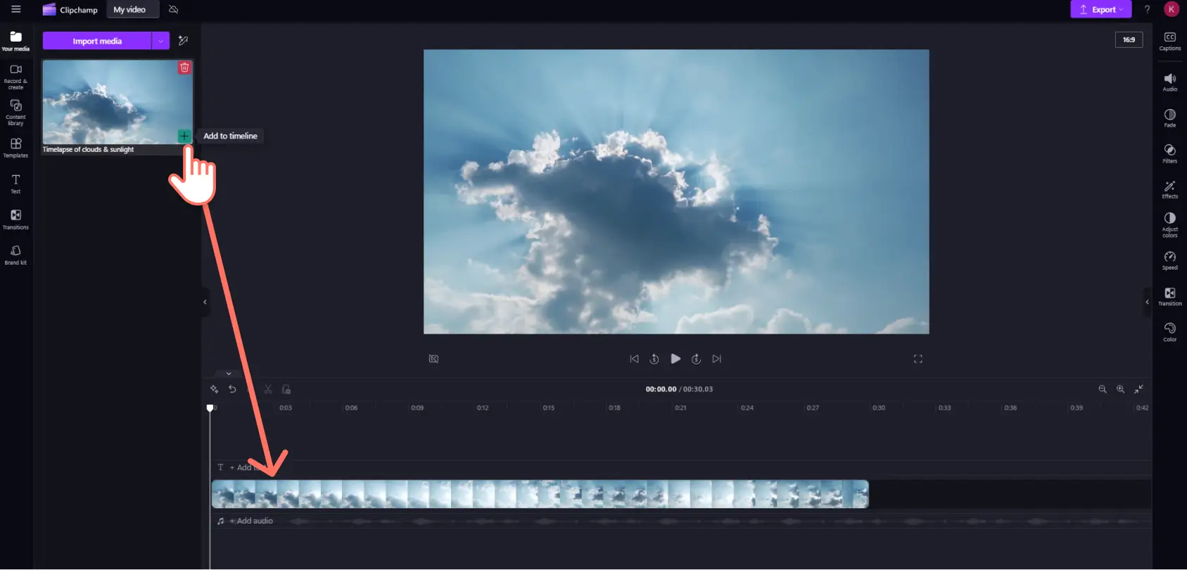 Clipchamp’te zaman çizelgesine video ekleyen bir kullanıcı.