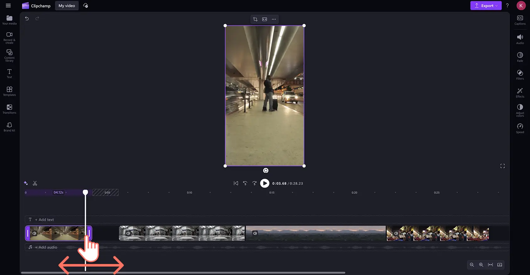 Clipchamp video düzenleyicide seyahatte öne çıkanlar klibini kırpan bir kullanıcı.