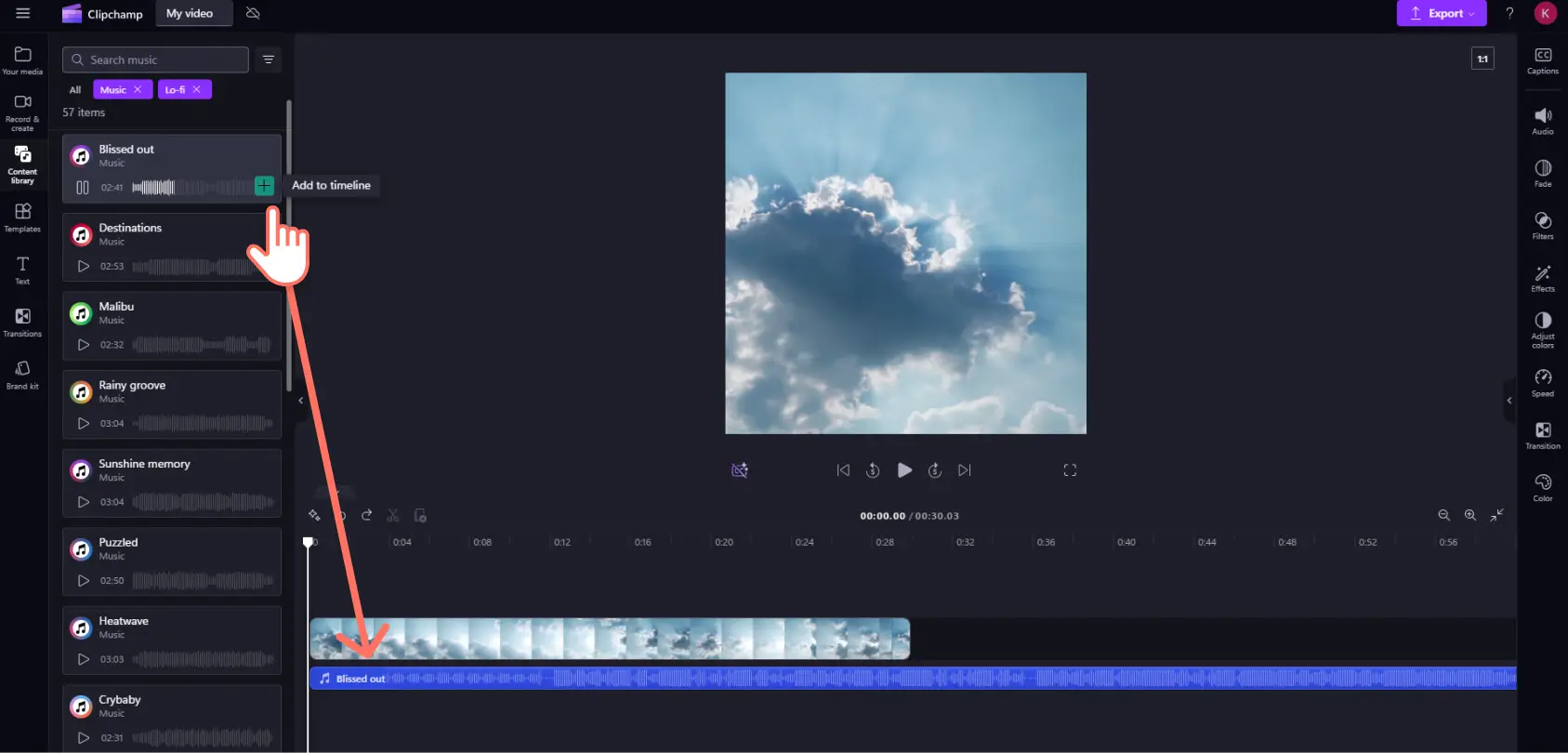 Clipchamp'te içerik kitaplığından zaman çizelgesine telifsiz müzik ekleyen bir kullanıcı.