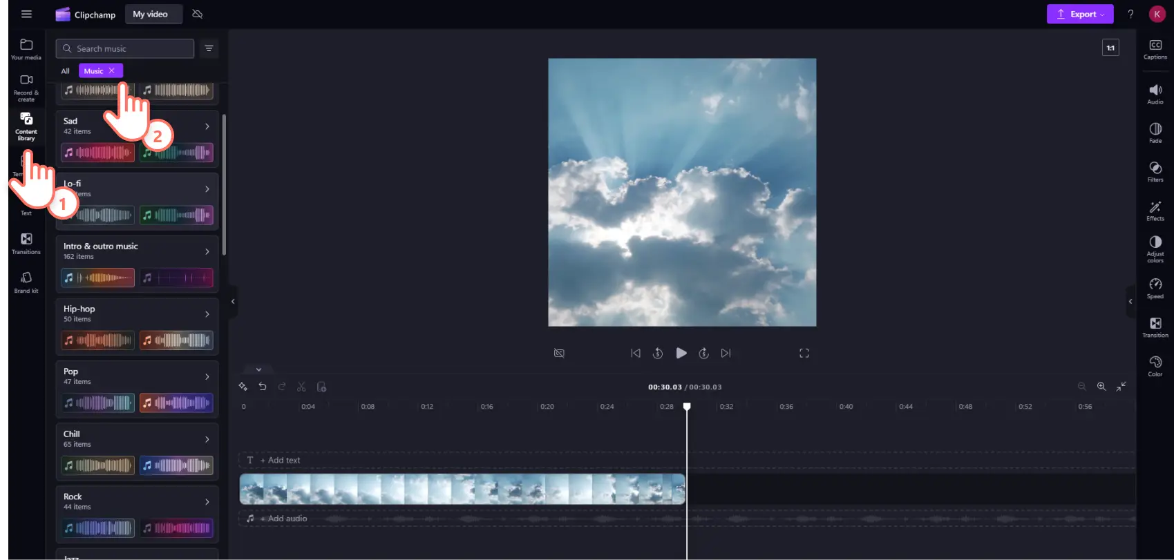 Clipchamp’te içerik kitaplığındaki müzik koleksiyonuna erişen bir kullanıcı.