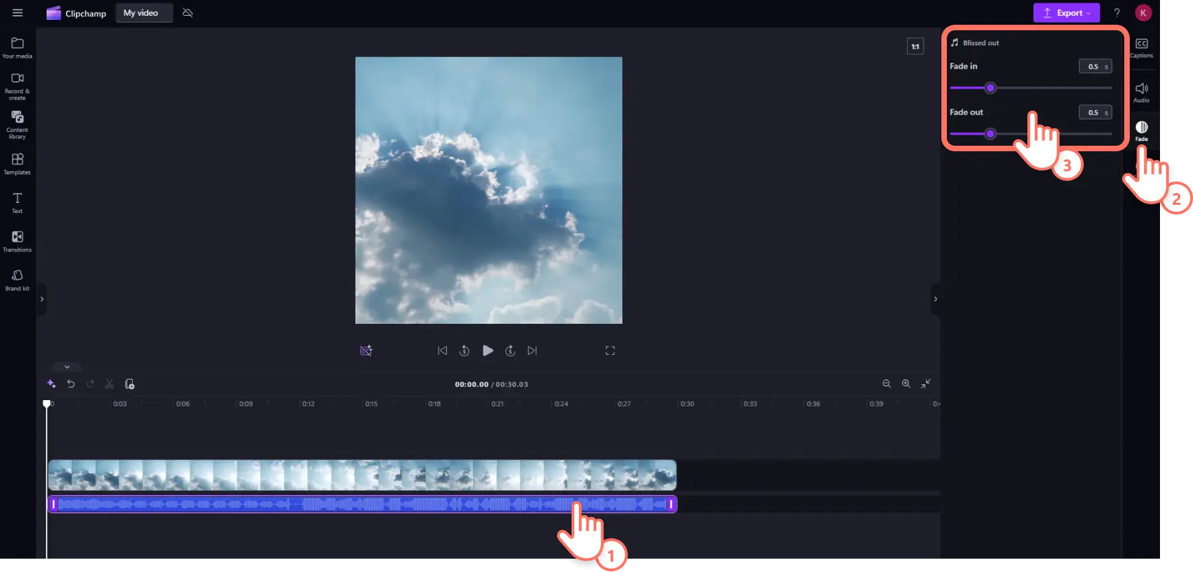 Clipchamp'te bir ses parçasına belirginleştirme ve soluklaştırma ekleyen bir kullanıcı.