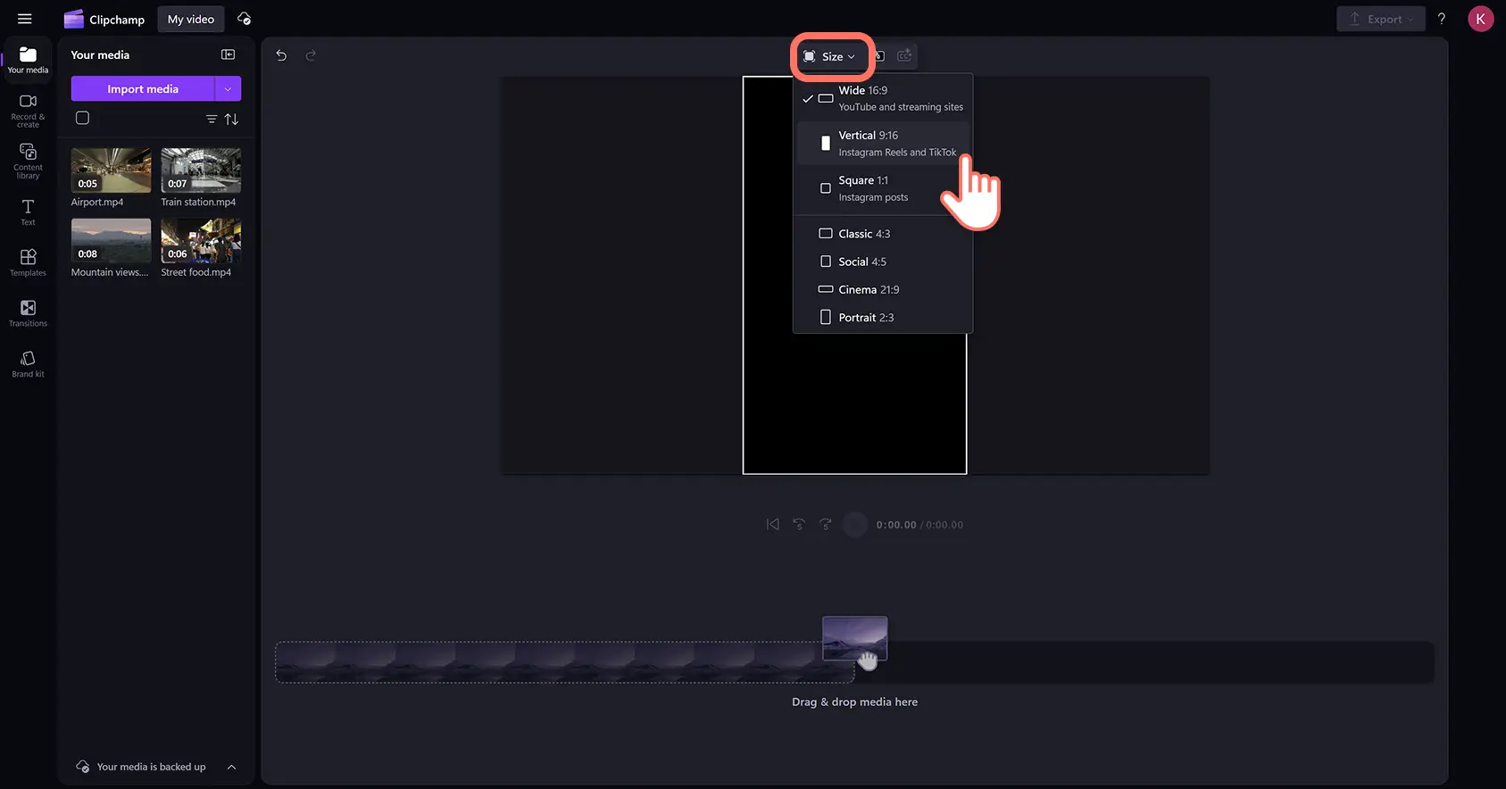 Clipchamp video düzenleyicide seyahat temalı öne çıkanlar videosunun en boy oranını değiştiren bir kullanıcı.