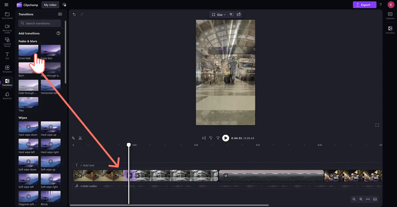 Clipchamp video düzenleyicide seyahatta öne çıkanlar klipleri arasına sahne geçişleri ekleyen bir kullanıcı.