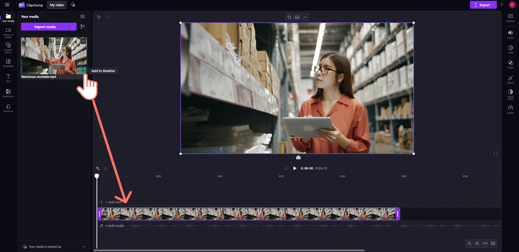 Clipchamp’te bir sesli videoyu zaman çizelgesine sürükleyip bırakan bir kullanıcı.