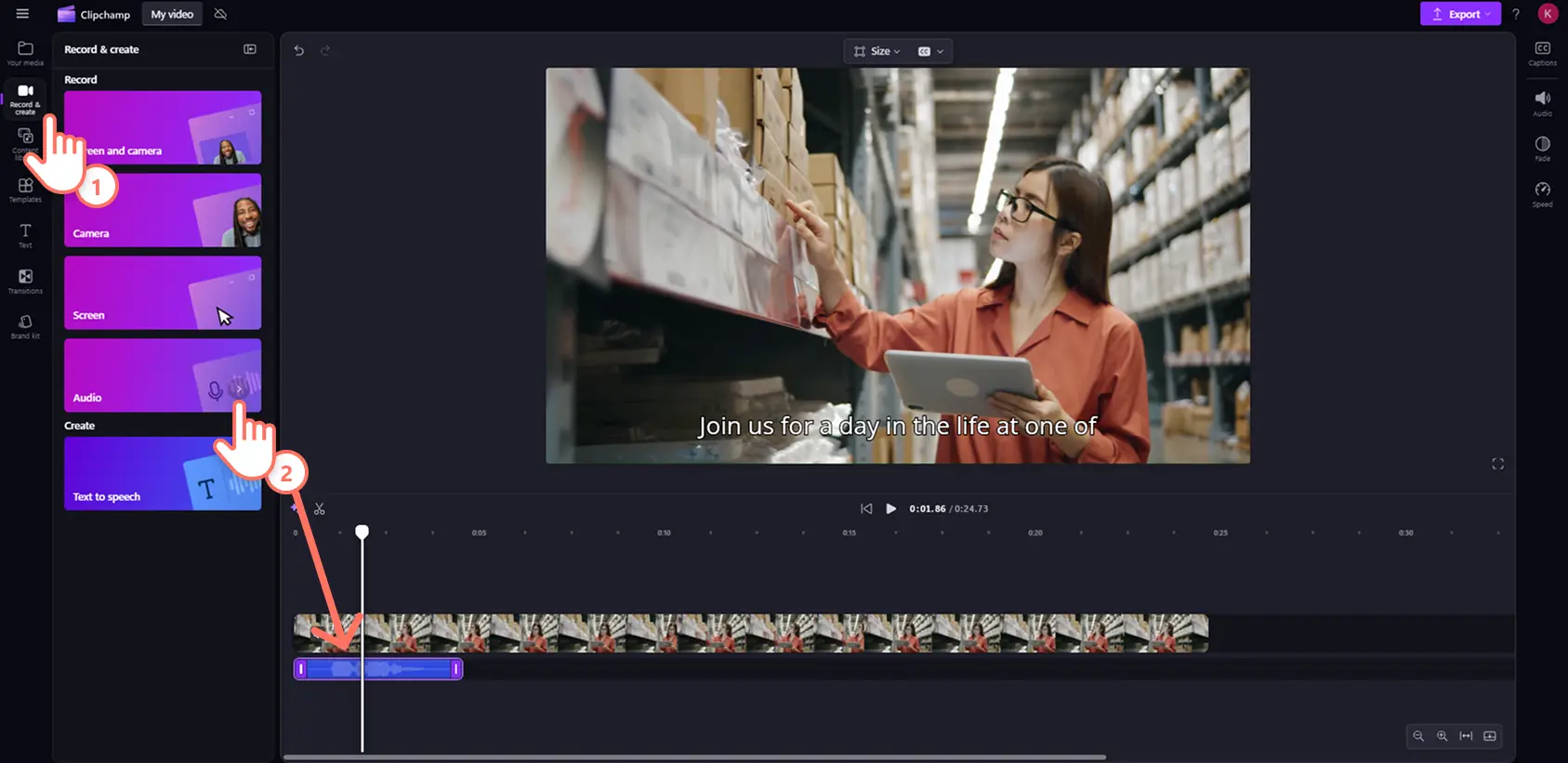 Clipchamp'teki çevrimiçi ses kaydediciyi kullanarak bir seslendirme kaydeden bir kullanıcı.