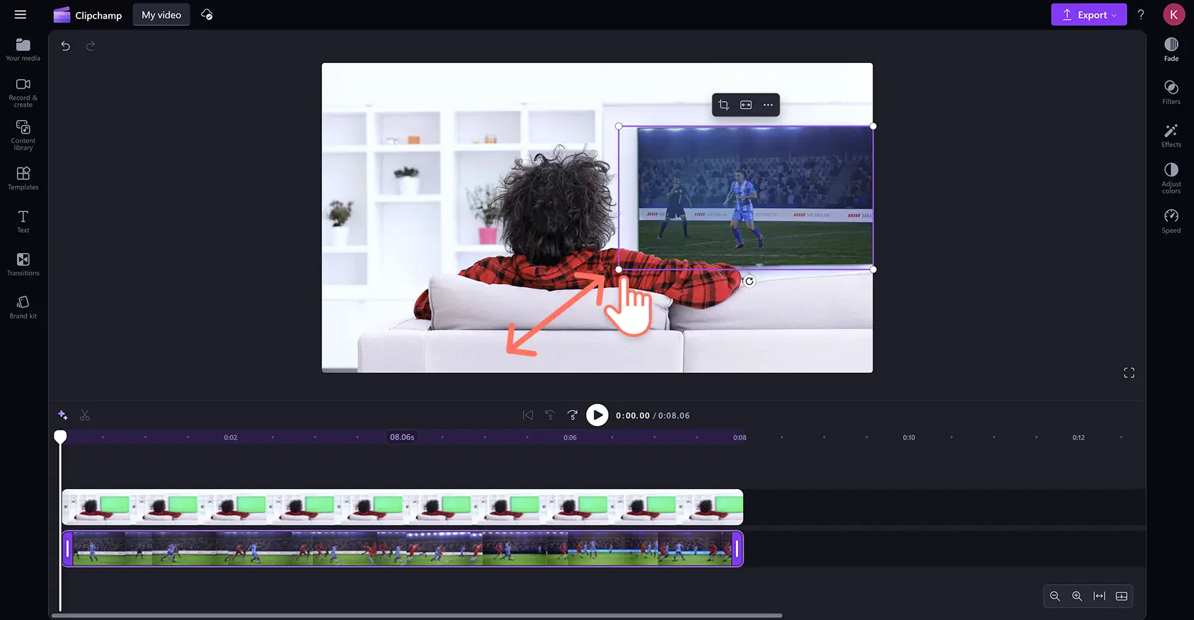 Clipchamp video düzenleyicide yeşil ekran efekti için bir video alt katmanının boyutunu değiştiren bir kullanıcı.