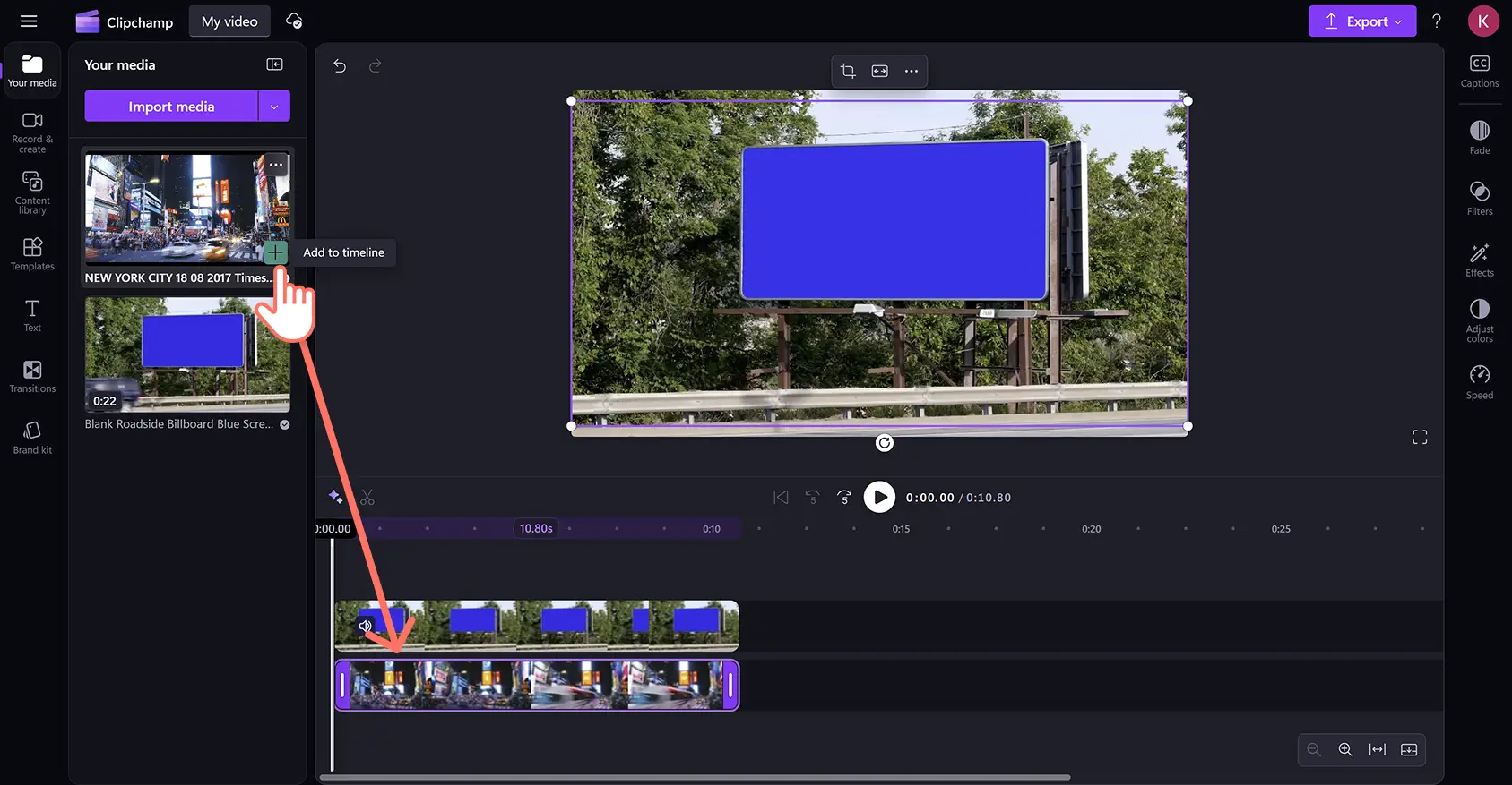 Clipchamp video düzenleyicide mavi ekran videosu için zaman çizelgesine bir video klibi sürükleyip bırakan kullanıcı.