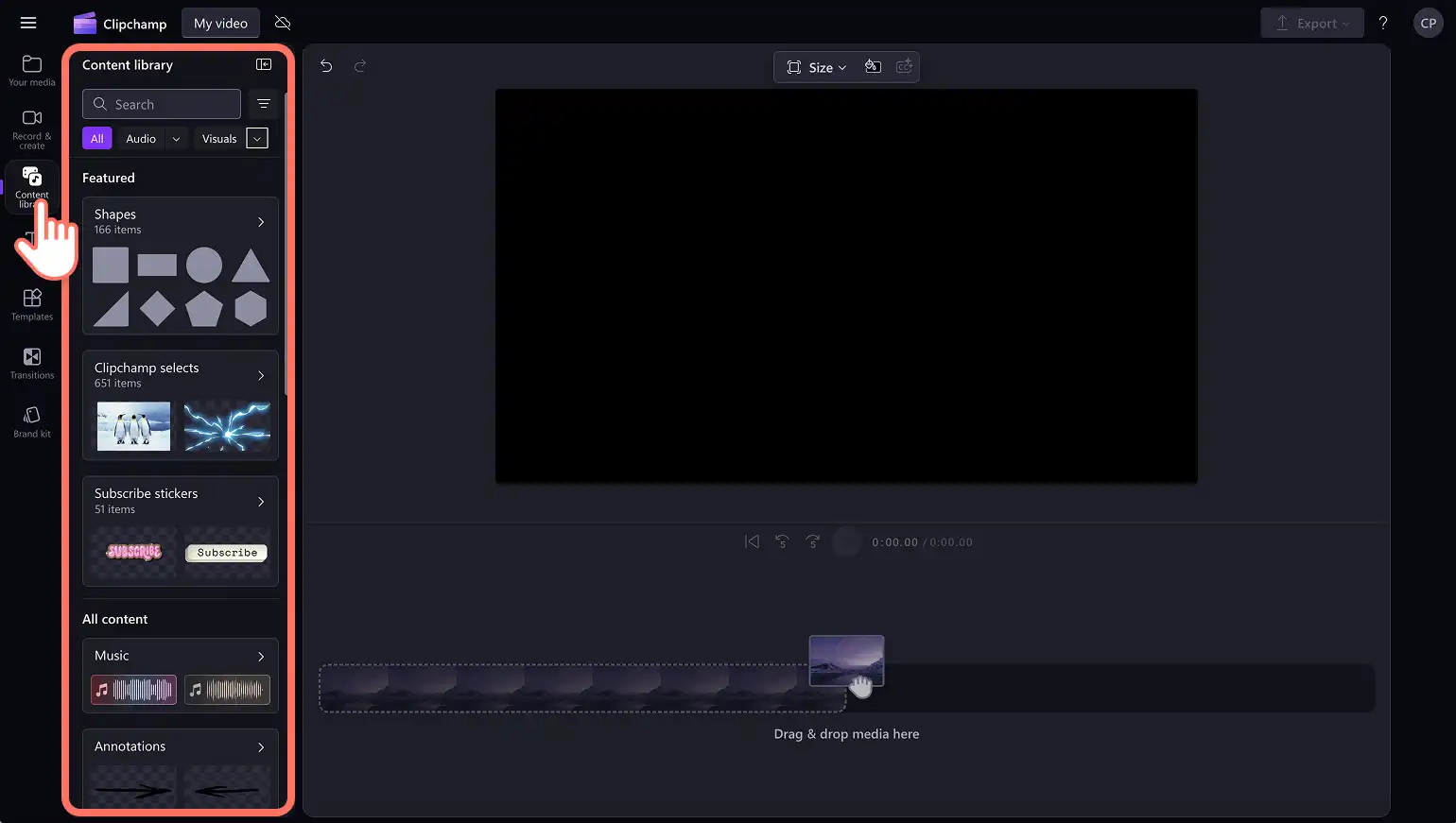 Clipchamp'te stok video bulan bir kullanıcı.