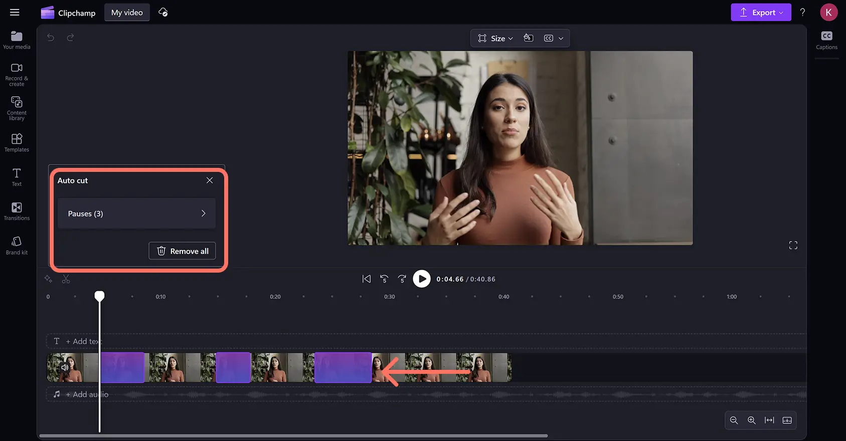 Clipchamp’te bir videoda yapay zeka tarafından tespit edilen duraklamaları görüntüleyen bir kullanıcı.