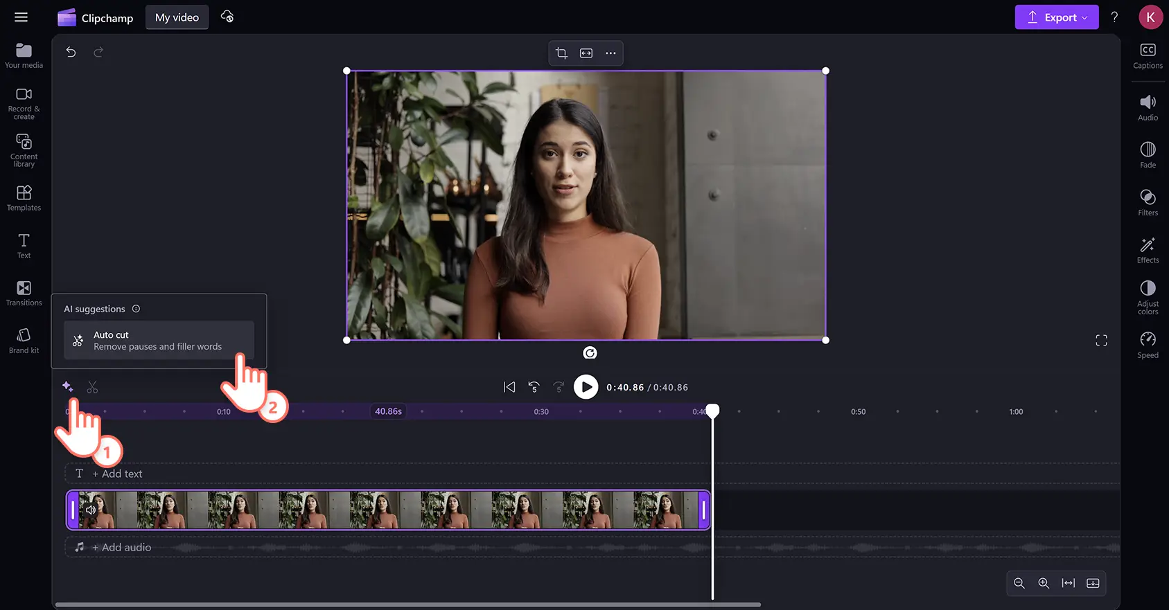 Clipchamp video düzenleyicide parıltı simgesine ve otomatik kesme düğmesine tıklayan bir kullanıcı.