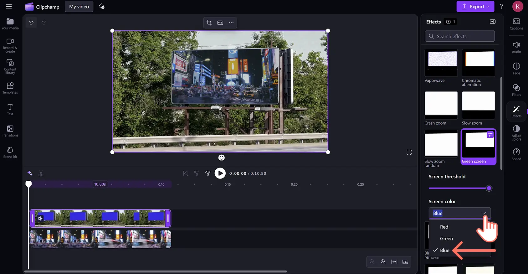 Clipchamp video düzenleyicide renk anahtarı efekti için ekran rengi seçeneğini mavi olarak belirleyen bir kullanıcı.