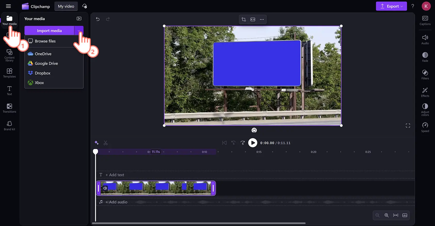 Clipchamp video düzenleyicide mavi ekran videosu için medya içeri aktaran bir kullanıcı.