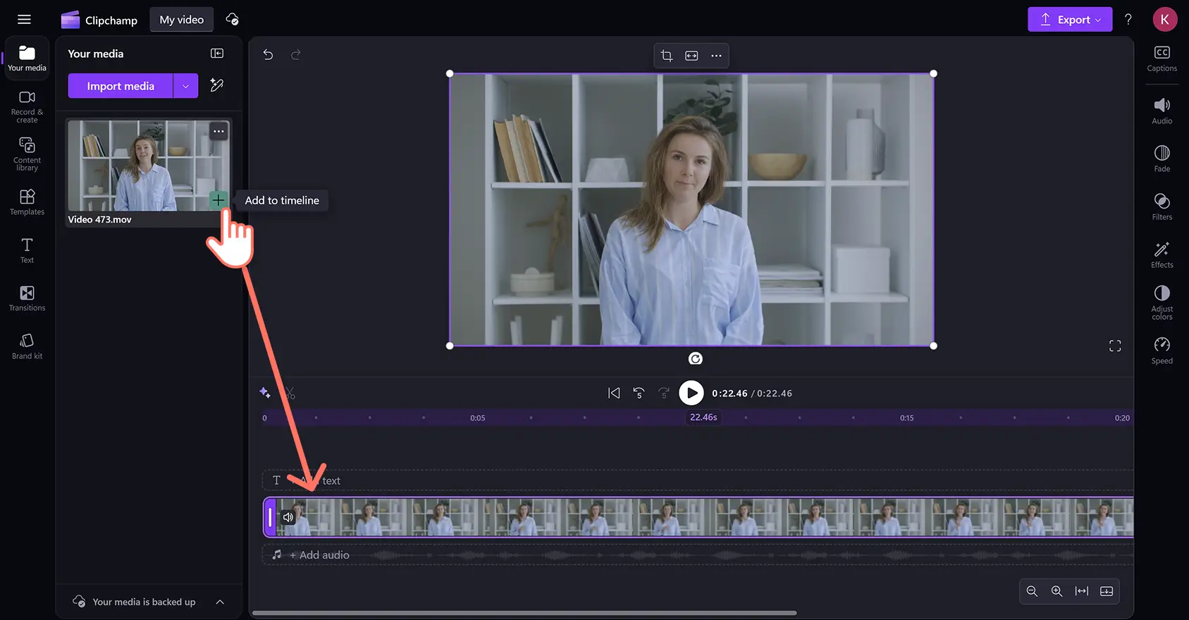 Clipchamp video düzenleyicide bir MOV dosyasını düzenleme zaman çizelgesine sürükleyen bir kullanıcı.