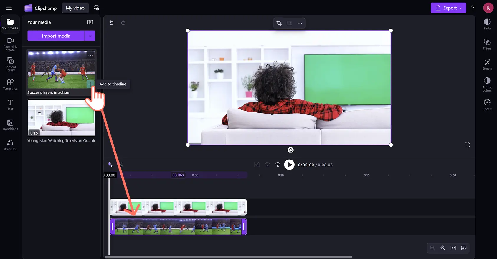 Clipchamp video düzenleyicide bir videoya yeşil ekran efekti uygulayan bir kullanıcı.