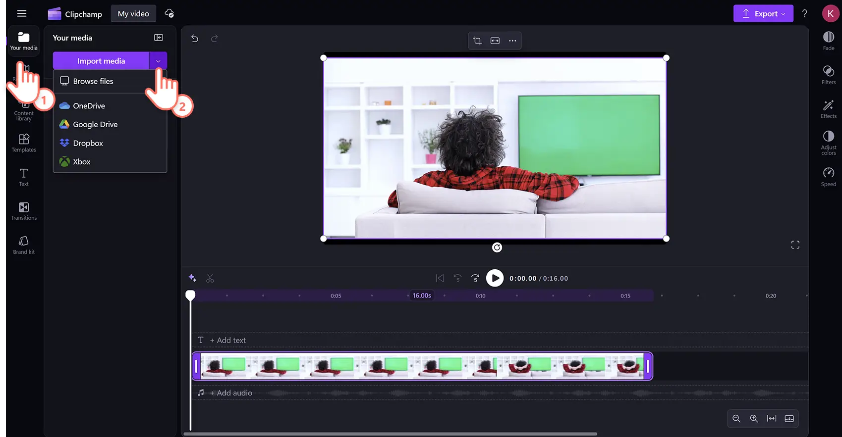 Clipchamp video düzenleyicide yeşil ekran videosunun altına bir video klibi sürükleyen bir kullanıcı.