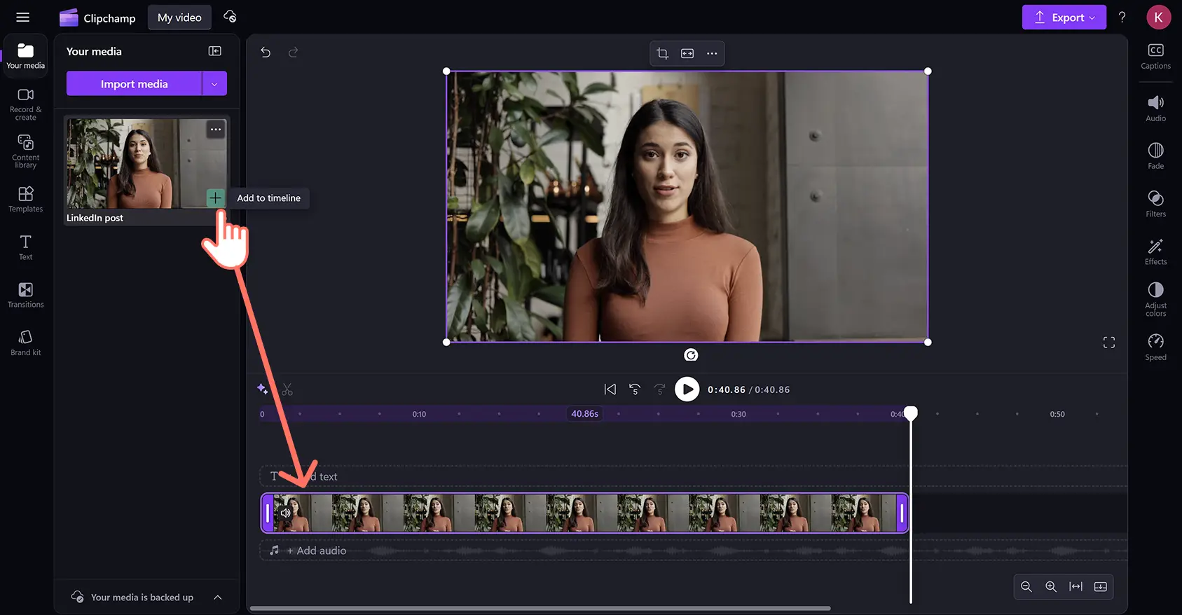Clipchamp video düzenleyicide zaman çizelgesine video ekleyen bir kullanıcı.