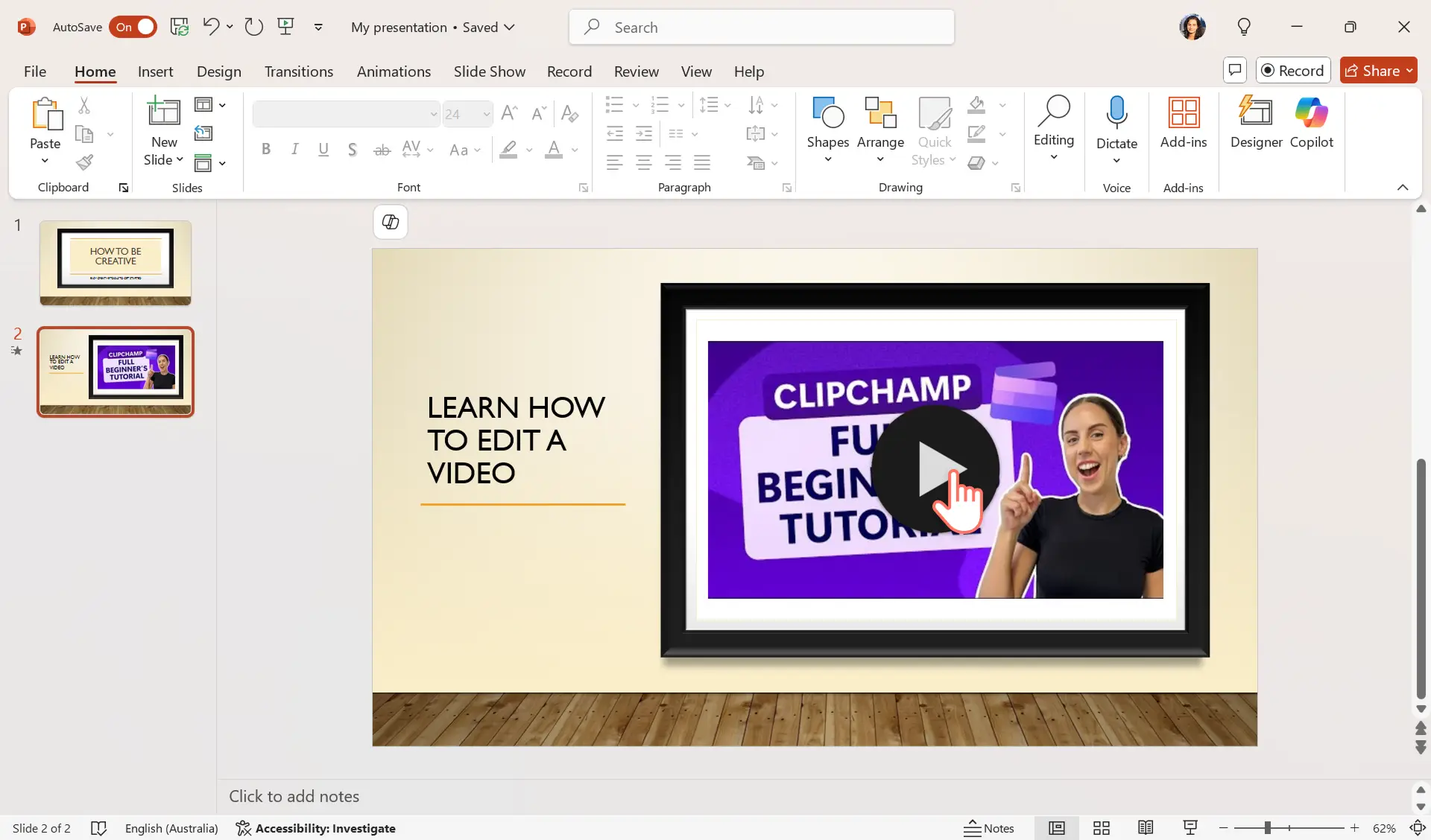 PowerPoint'te slayt tasarımını değiştiren bir kullanıcı