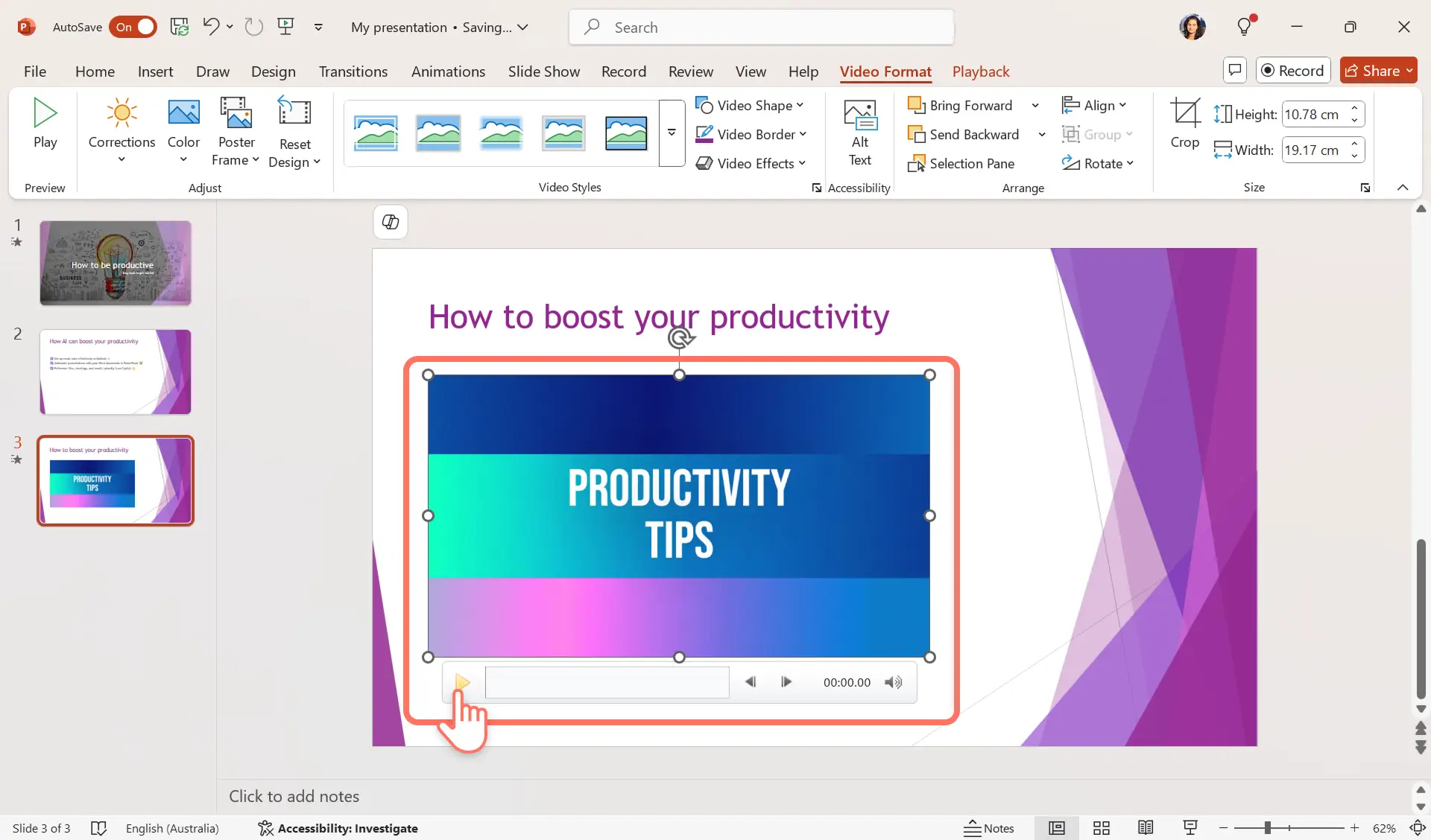 PowerPoint'te ekli videoyu önizleyen bir kullanıcı