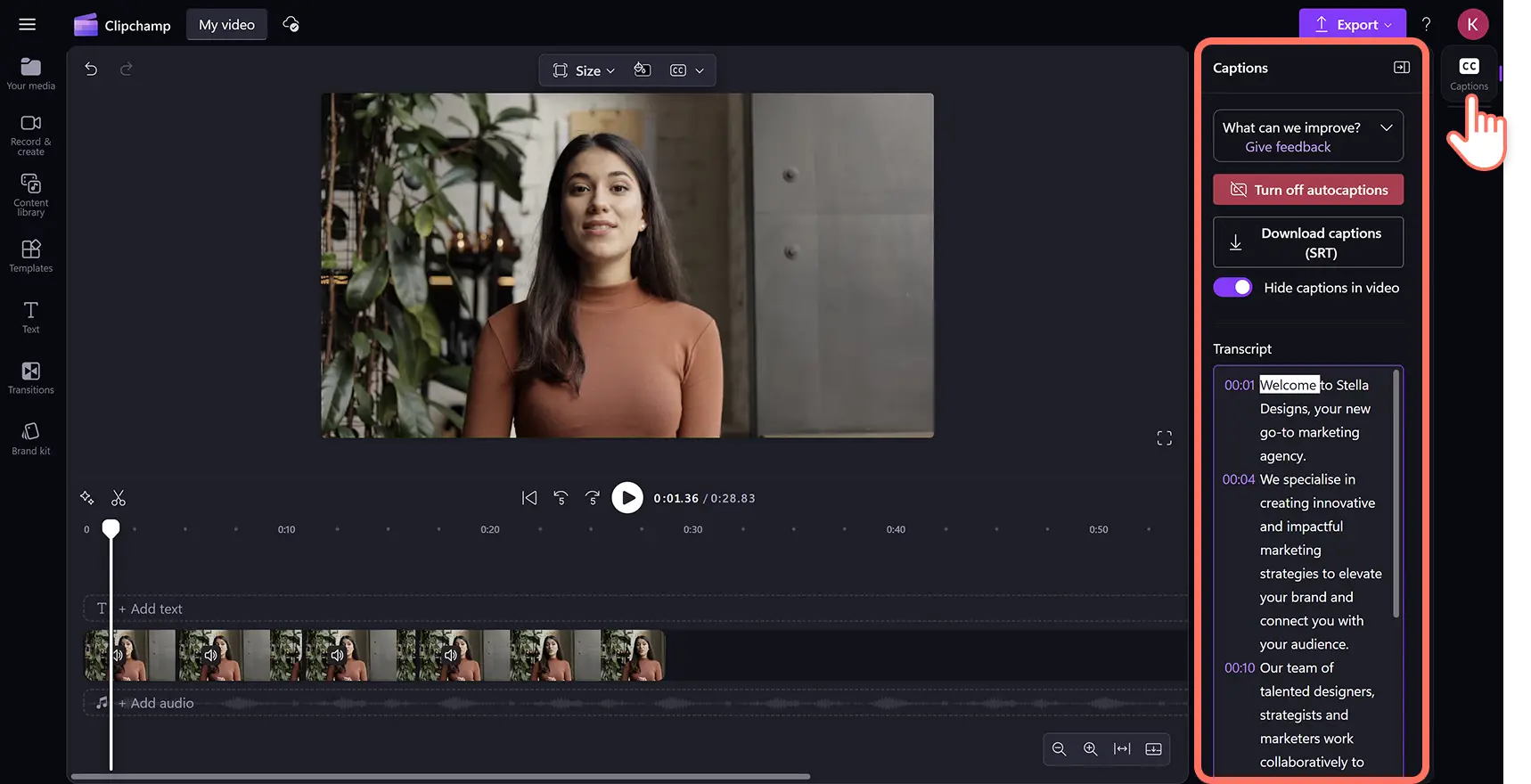 Clipchamp video düzenleyicide alt yazı ekleyen ve video transkriptini görüntüleyen bir kullanıcı.