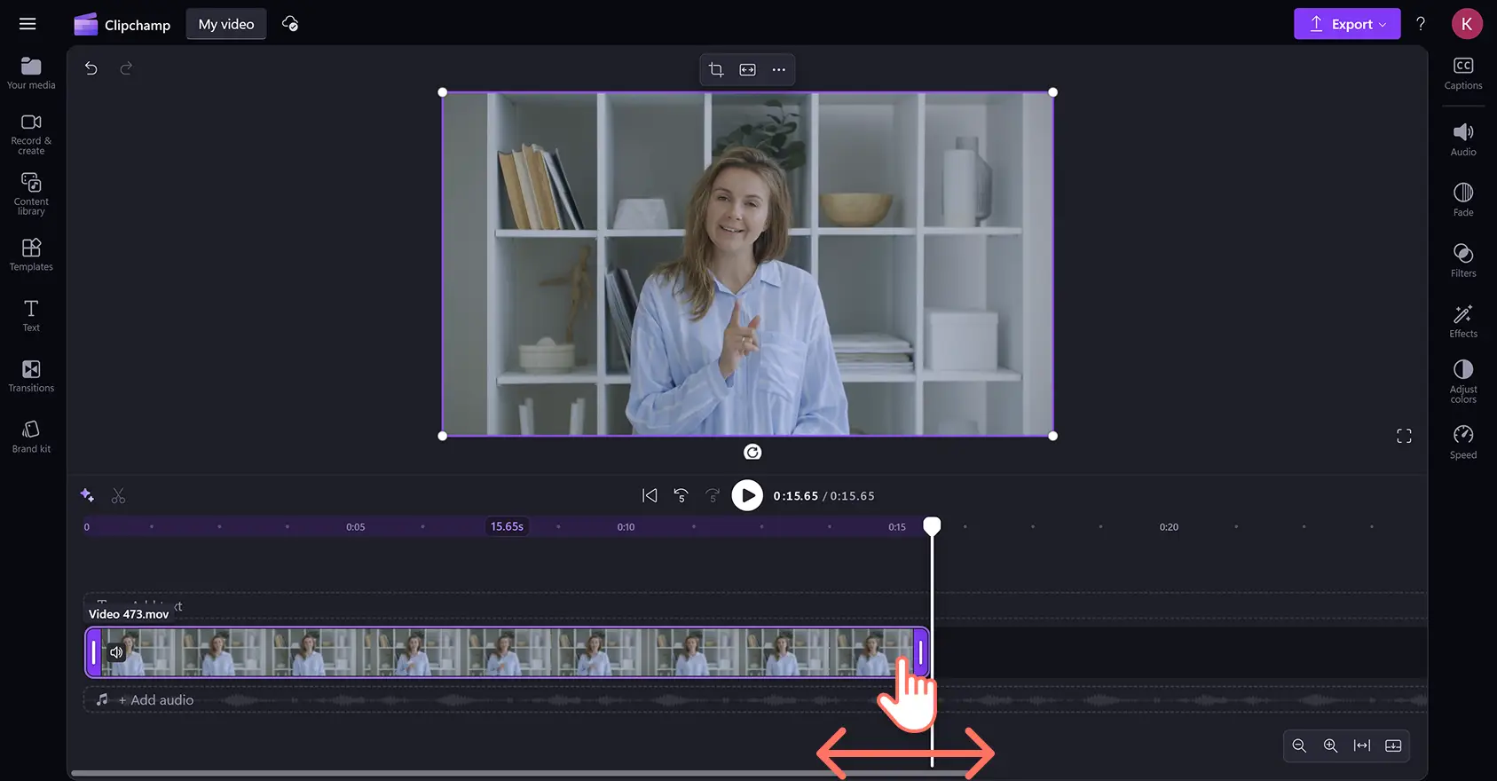 Clipchamp video düzenleyicide bir MOV dosyasının uzunluğunu kırpan bir kullanıcı.