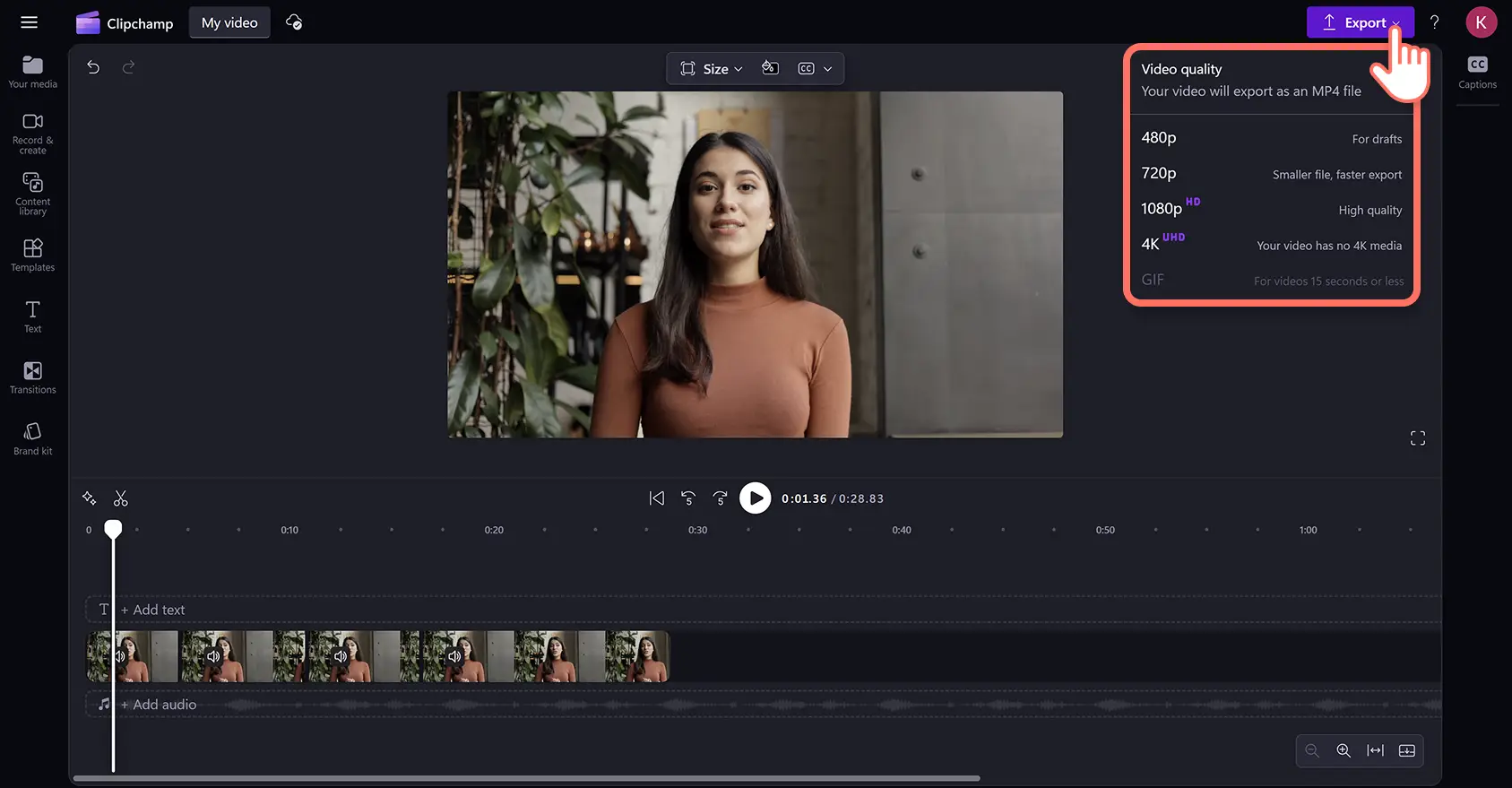 Clipchamp video düzenleyicide video kaydeden bir kullanıcı.