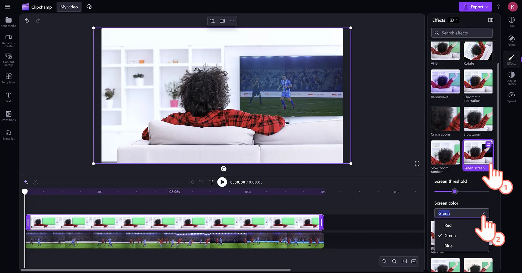 Clipchamp video düzenleyicide bir yeşil ekran efektinin eşik değerini ayarlayan bir kullanıcı.