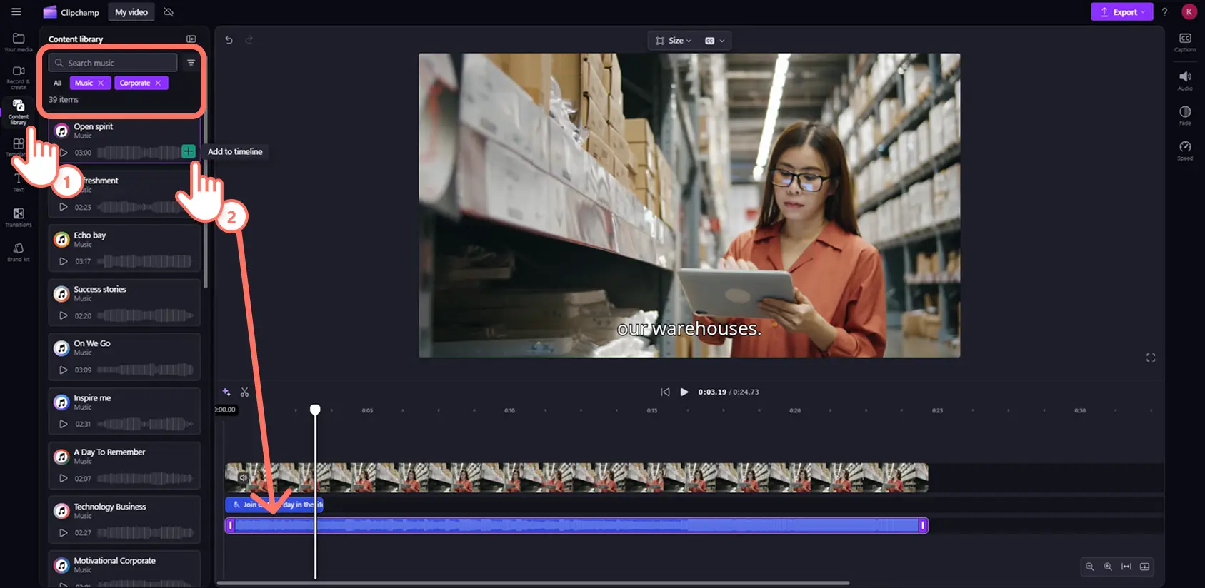 Clipchamp'te bir videoya telifsiz arka plan müziği ekleyen bir kullanıcı.