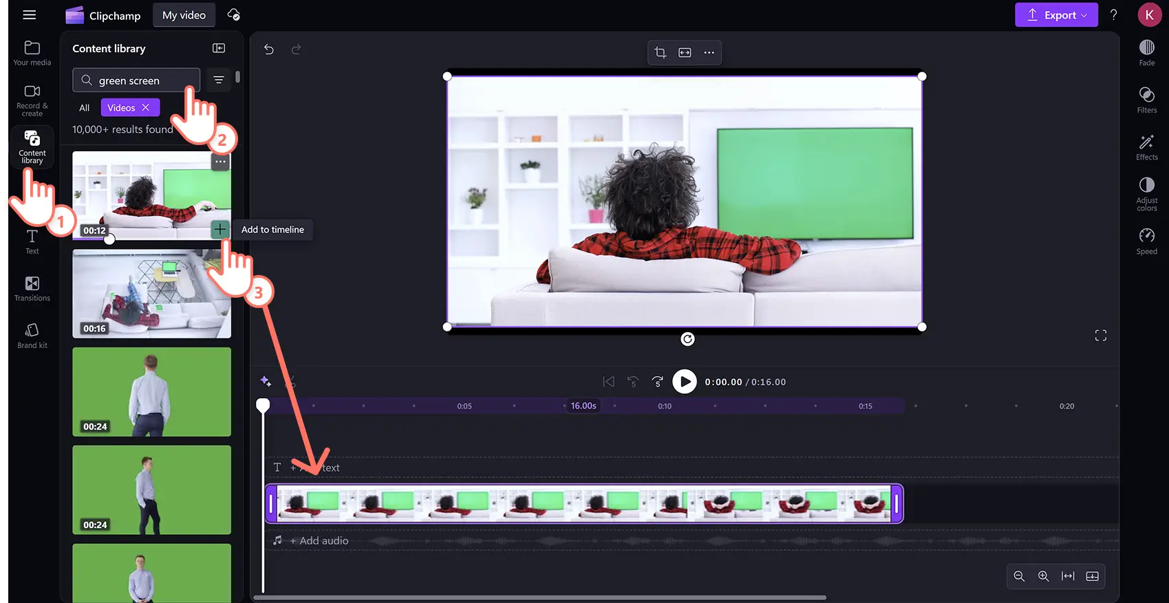 Clipchamp'te stok yeşil ekran videosu seçip sürükleyerek zaman çizelgesine bırakan bir kullanıcı.
