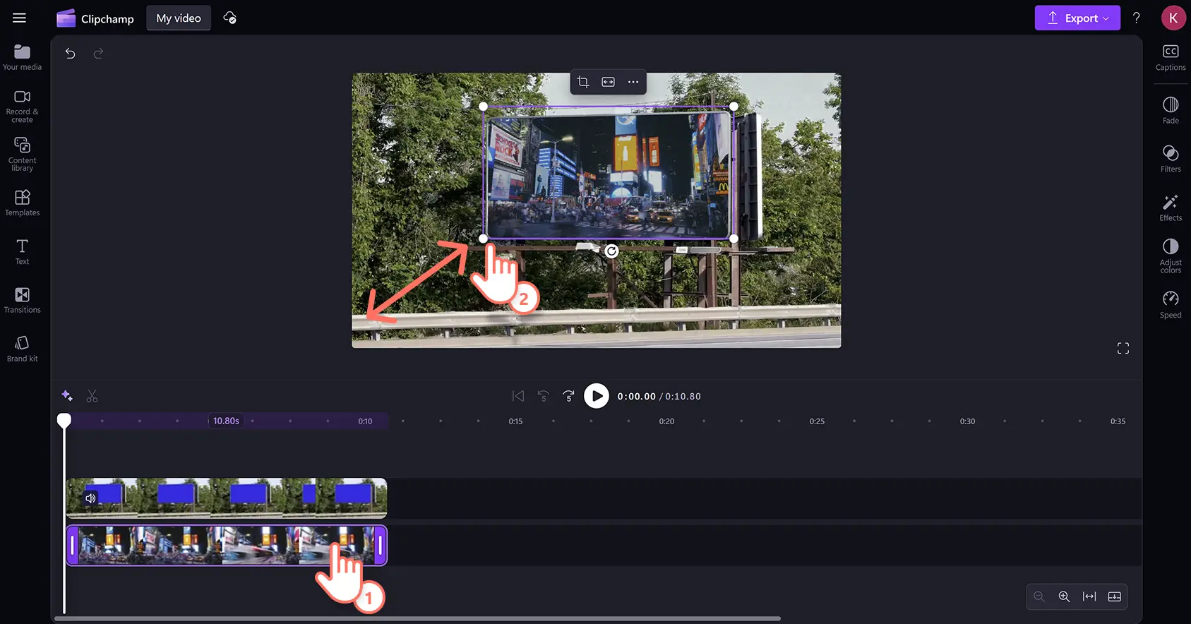 Clipchamp video düzenleyicide mavi ekran efekti için bir video alt katmanının boyutunu değiştiren bir kullanıcı.