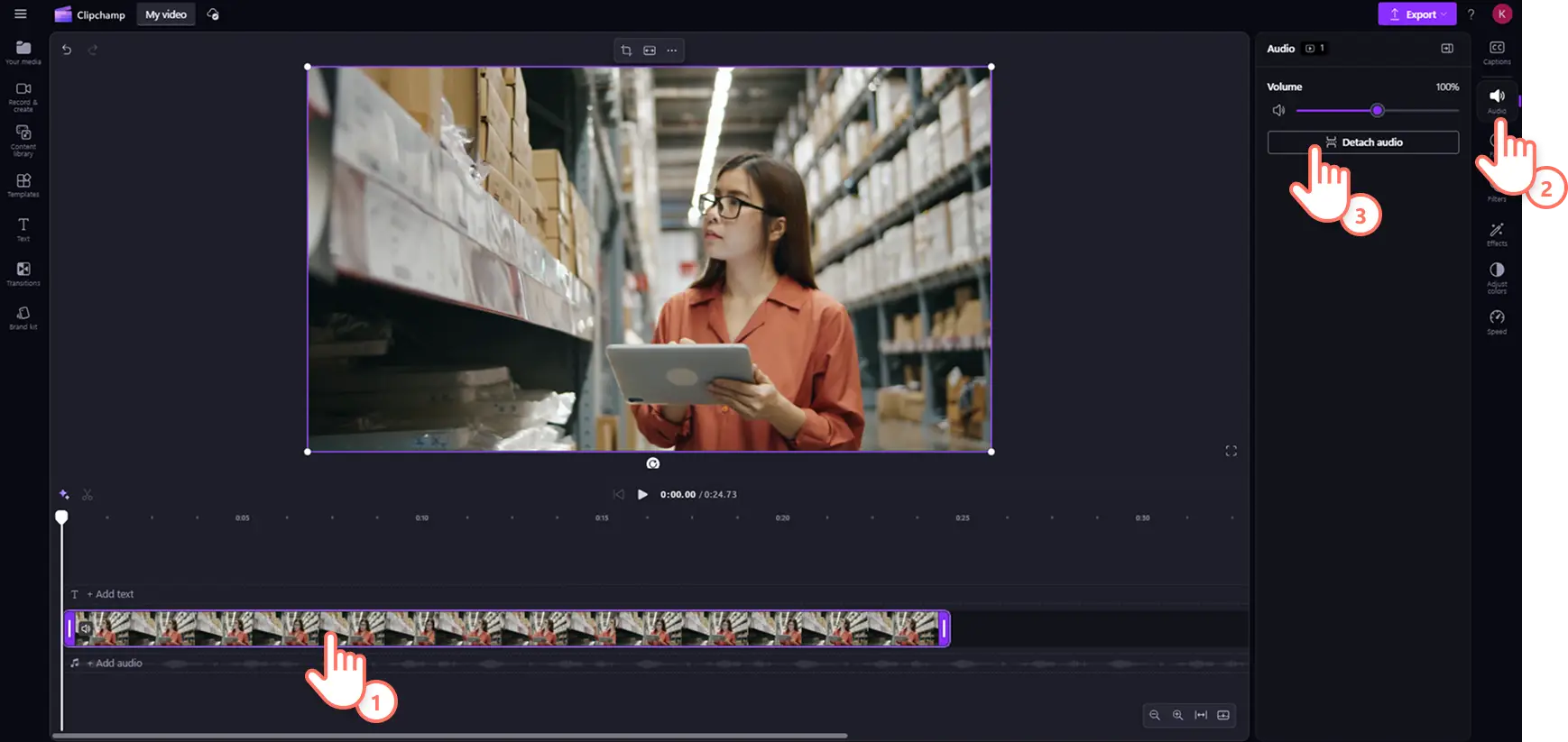 Clipchamp'te bir video dosyasından ses parçasını ayıran bir kullanıcı.