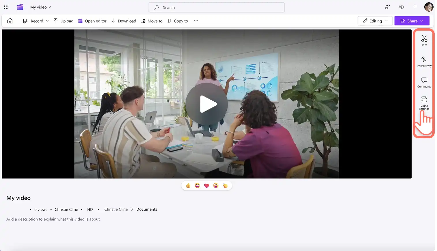 Clipchamp'te video ayarları sekmesine tıklayan bir kullanıcı.