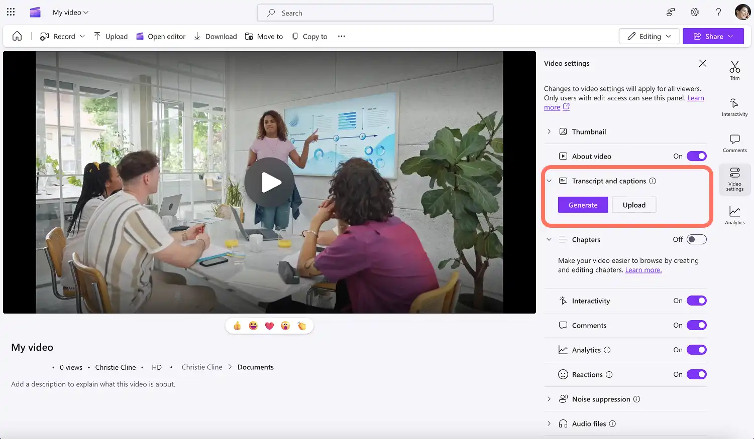 Clipchamp'te bir video transkripti oluşturan bir kullanıcı.