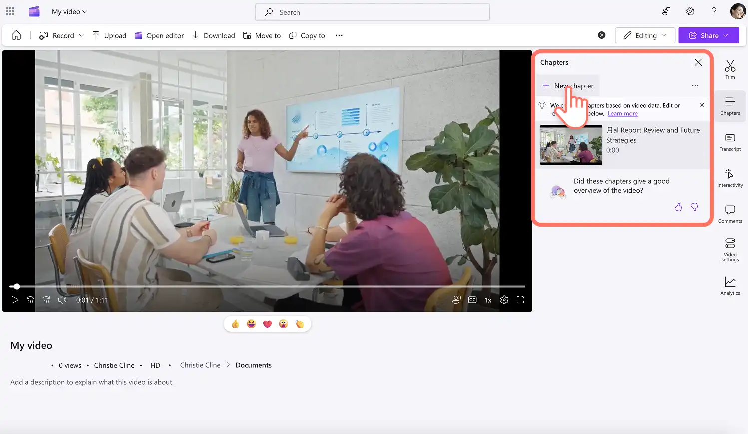 Clipchamp'te videoya bölümler ekleyen bir kullanıcı.