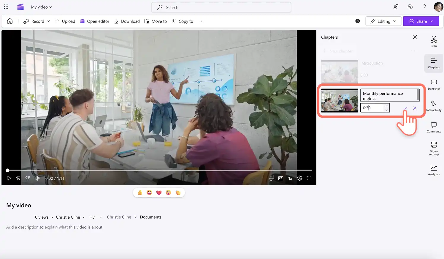 Clipchamp'te bir video bölümü oluşturan bir kullanıcı.