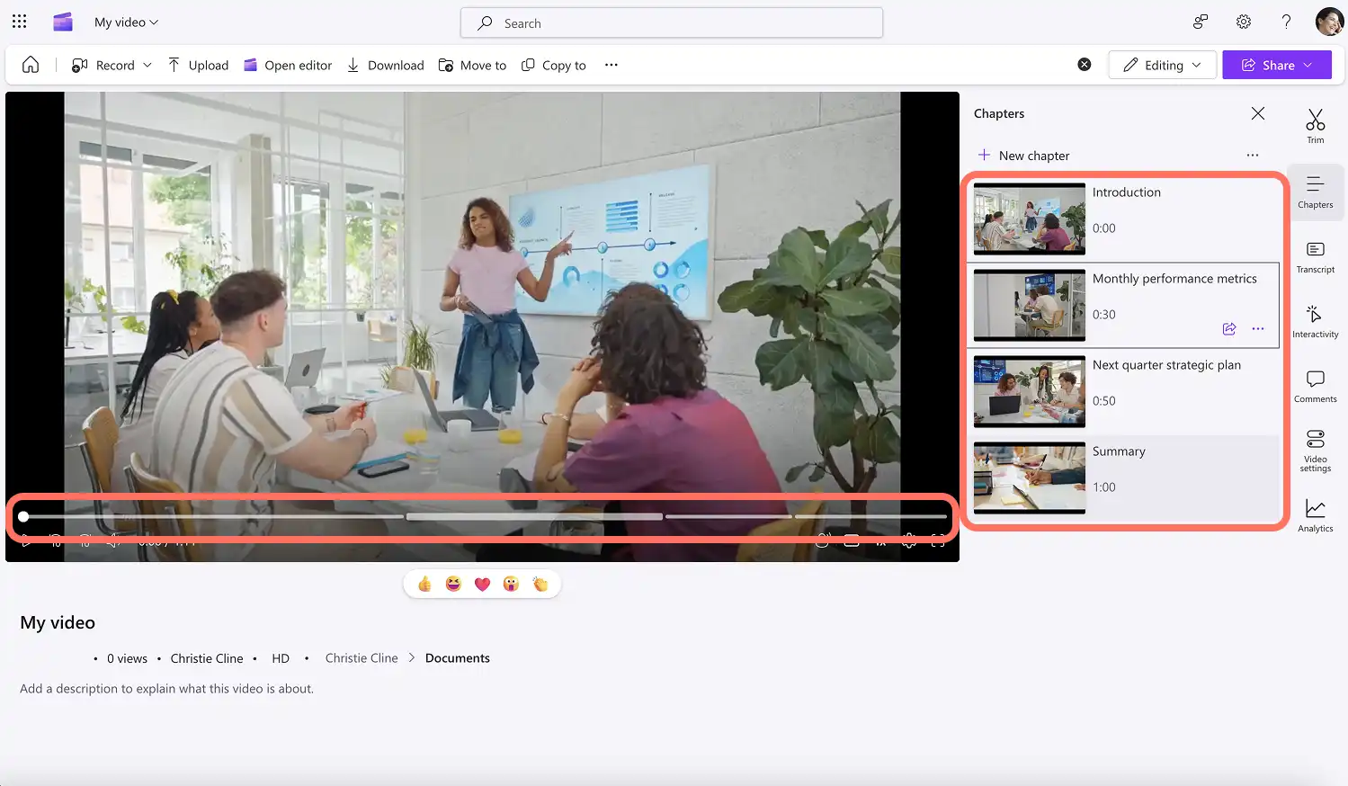 Clipchamp'te bir video bölümüne tıklayan bir kullanıcı.