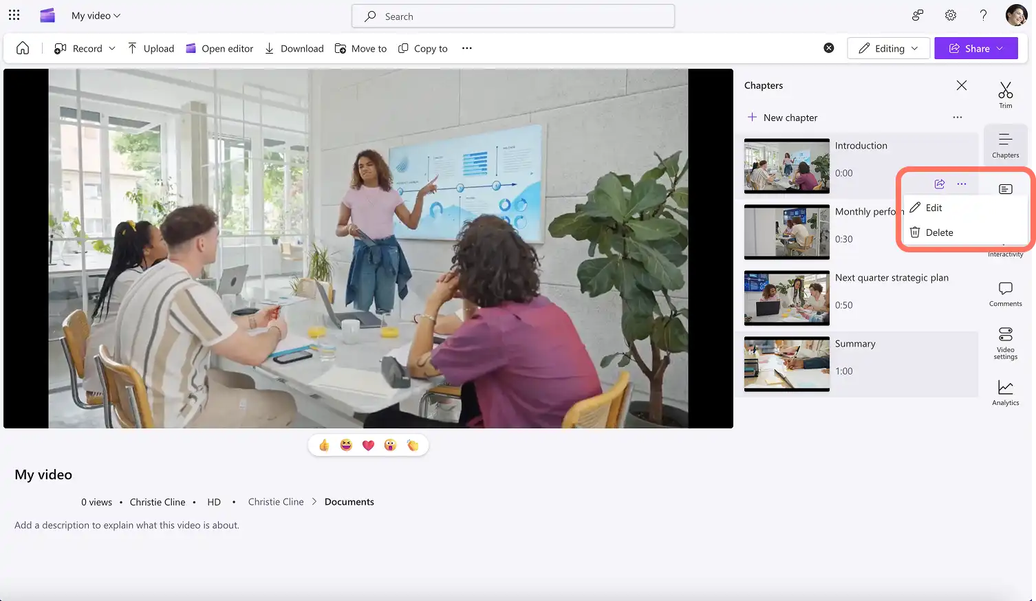 Clipchamp'te videodaki bir bölümü düzenleyen veya silen bir kullanıcı.