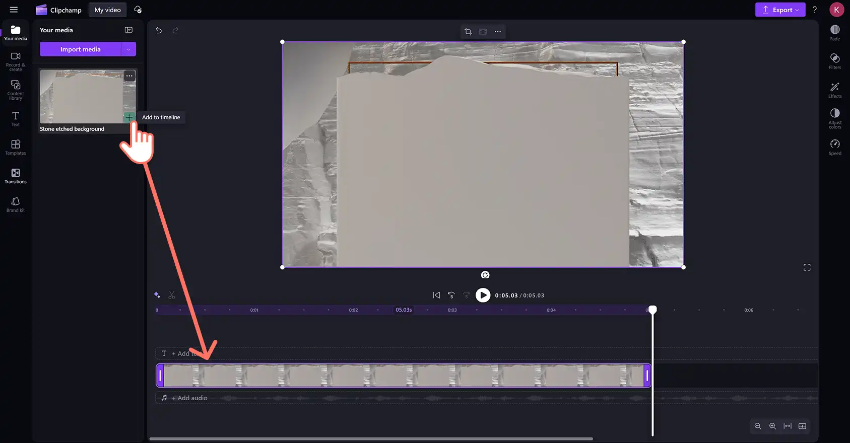 Clipchamp’te bir kapanış jeneriği videosu için zaman çizelgesine bir arka plan videosu ekleyen bir kullanıcı.