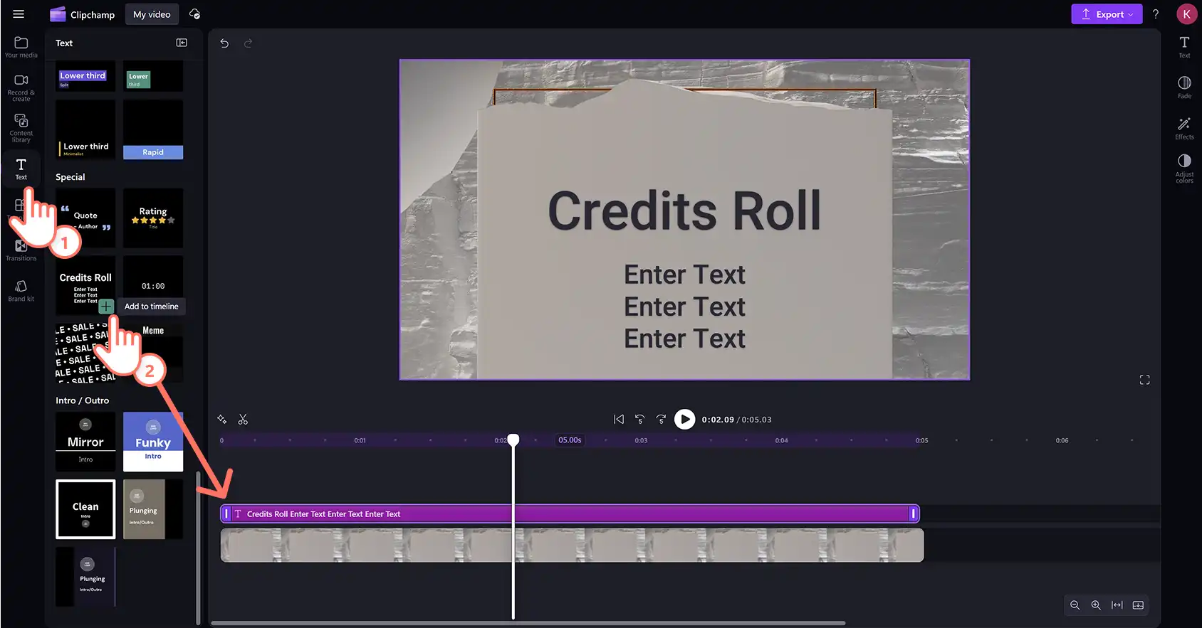 Clipchamp’te bir videoya kapanış jeneriği metni ekleyen bir kullanıcı.