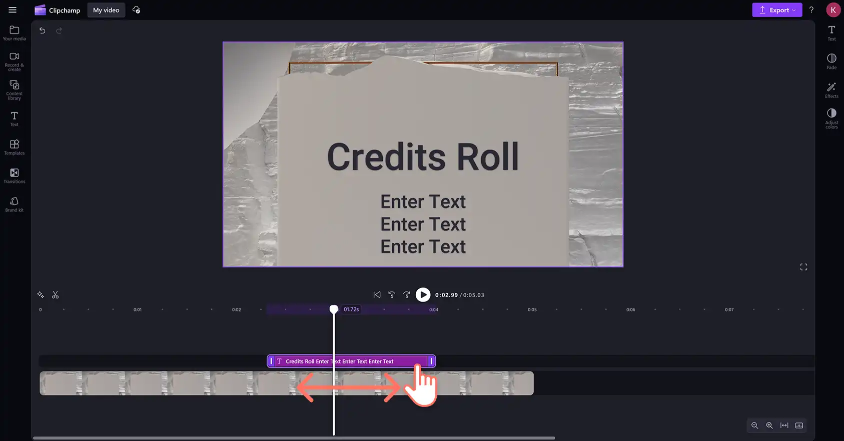 Clipchamp’te bir jeneriğin metin süresini düzenleyen bir kullanıcı.