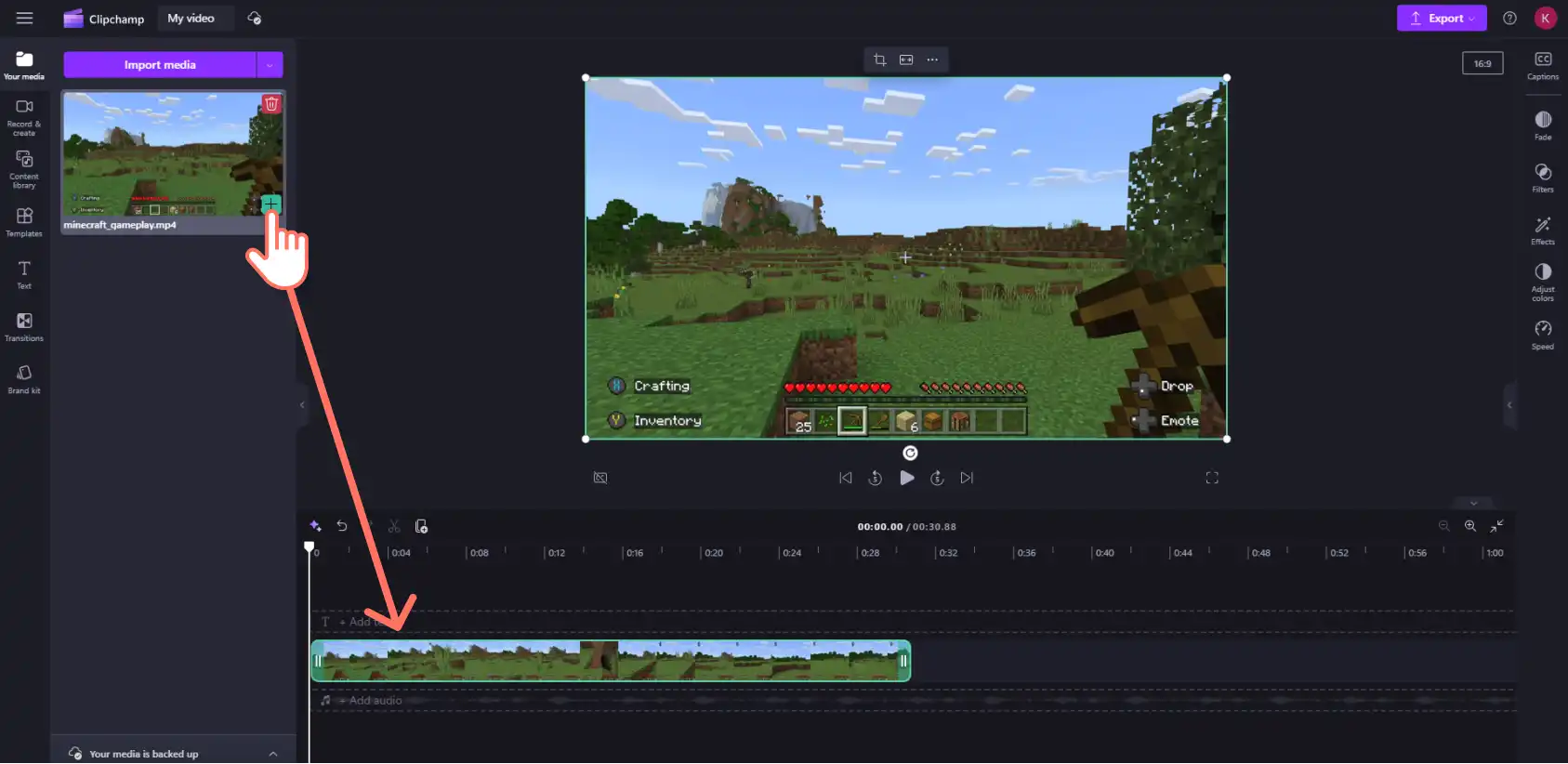 Bir Minecraft klibini zaman çizelgesine sürükleyen bir Clipchamp kullanıcısının resmi.